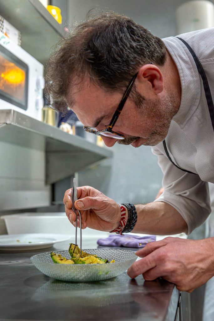 Javier Feixas, chef del grupo, emplatando en la cocina