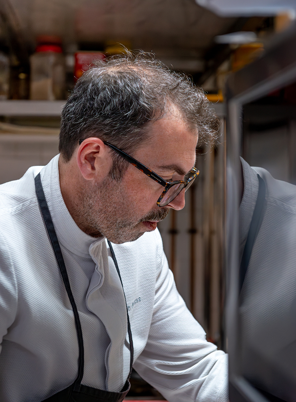 Javier Feixas, chef del grupo, concentrado en el pase